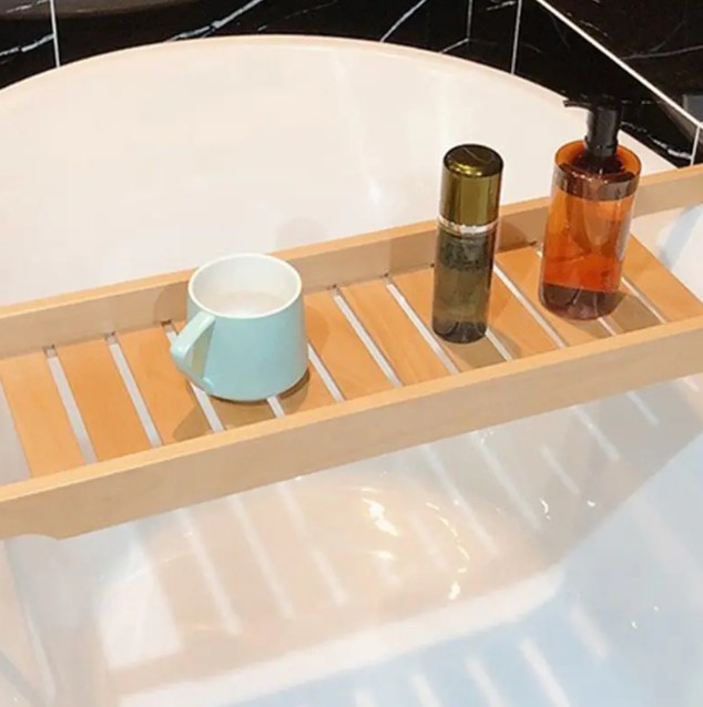 Hvilken designfunktion af bambus badekarstativ er designet til at forhindre glidning?